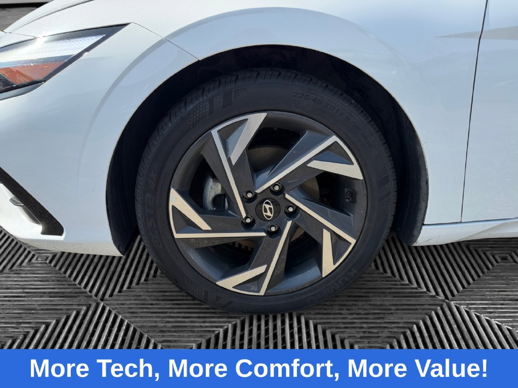Used 2025 Hyundai Elantra SEL FWD image 15