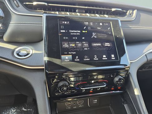 Used 2024 Jeep Grand Cherokee Altitude image 4