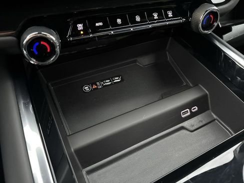 Certified 2025 Chevrolet Suburban Z71 AWD/4WD image 32