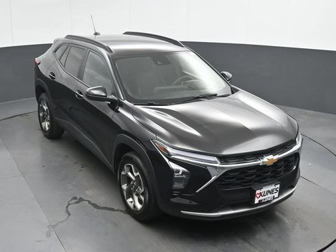 Used 2025 Chevrolet Trax LT FWD image 32