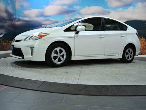 Used 2013 Toyota Prius Three image 3