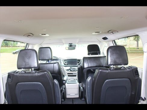 Used 2023 Chrysler Pacifica Touring-L FWD image 10