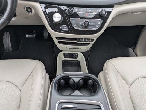 Used 2021 Chrysler Pacifica Touring-L FWD image 20