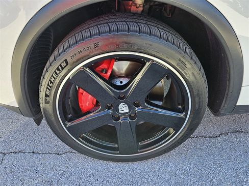 Used 2016 Porsche Cayenne Turbo image 43