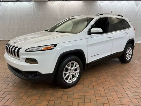 Used 2017 Jeep Cherokee Latitude AWD/4WD image 3