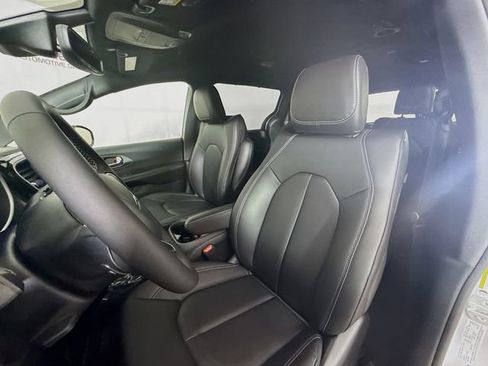 New 2026 Chrysler Pacifica Select image 20