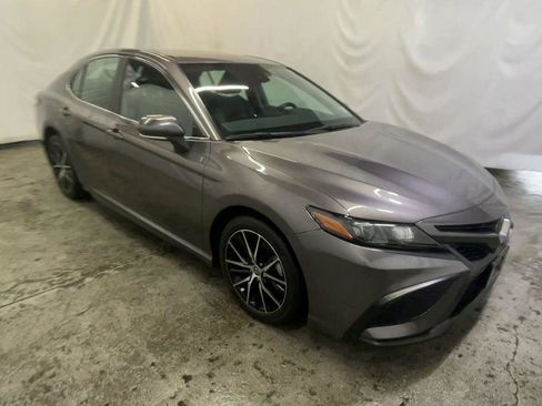 Used 2022 Toyota Camry SE image 2