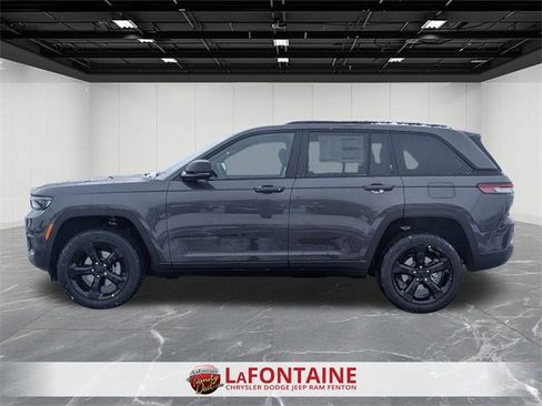 New 2025 Jeep Grand Cherokee Altitude image 2