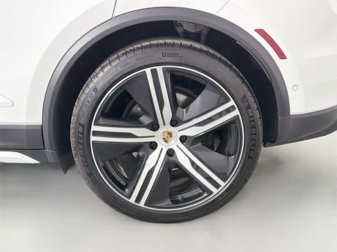 Certified 2025 Porsche Macan Electric RWD image 12