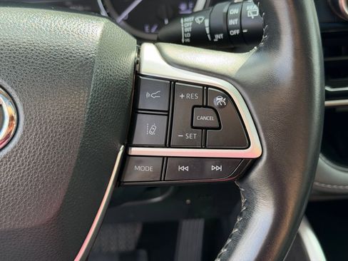 Used 2023 Toyota Highlander XLE image 18