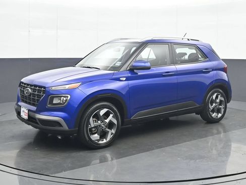 Used 2025 Hyundai Venue SEL FWD image 2