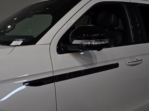 New 2025 Lincoln Navigator L Reserve w/ Jet Appearance Package image 13