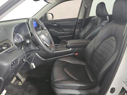 Used 2023 Toyota Highlander XLE image 7