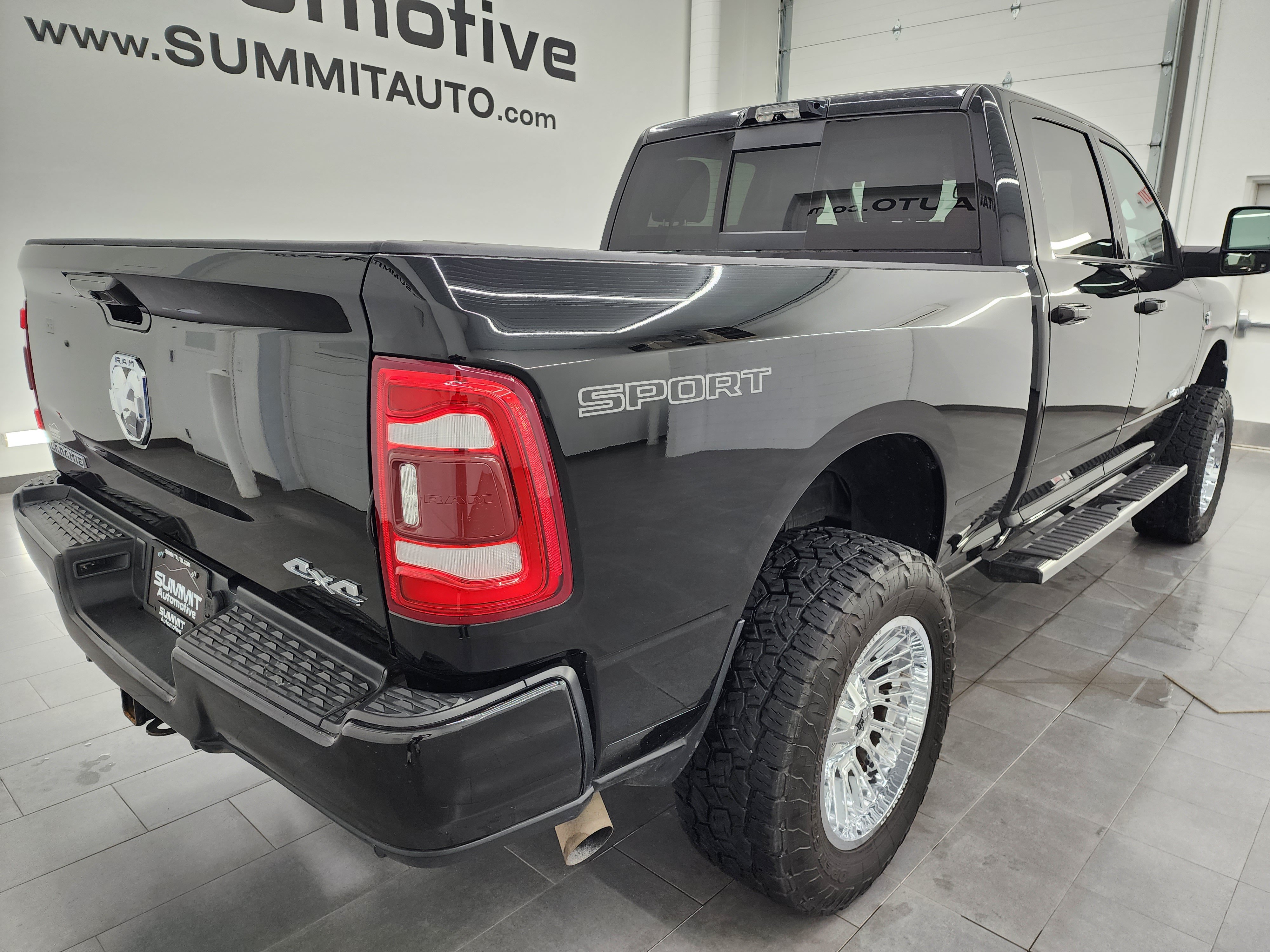 Used 2024 RAM 2500 Laramie w/ Sport Appearance Package AWD/4WD image 4