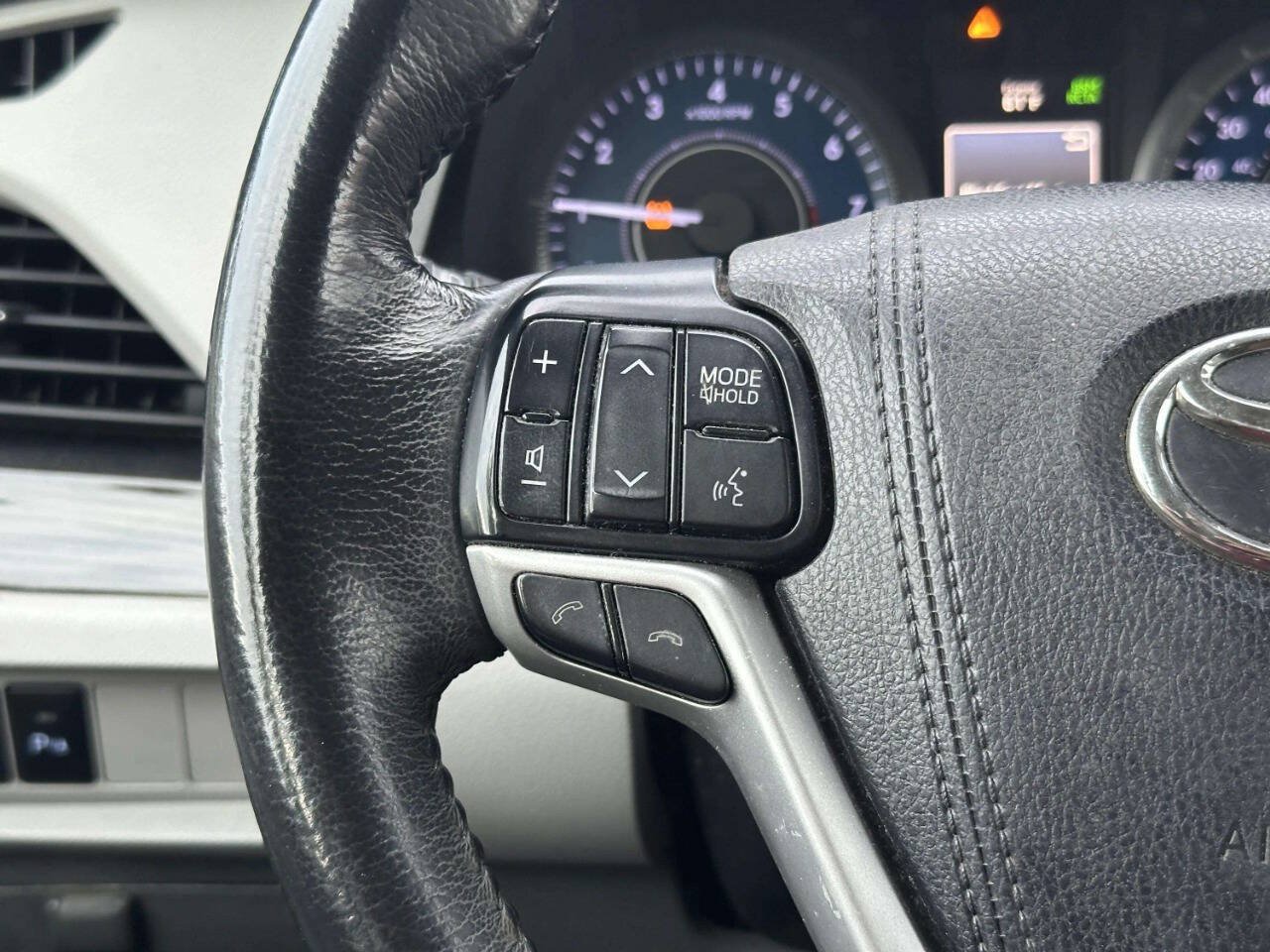 Used 2018 Toyota Sienna XLE w/ XLE Navigation Package FWD image 32