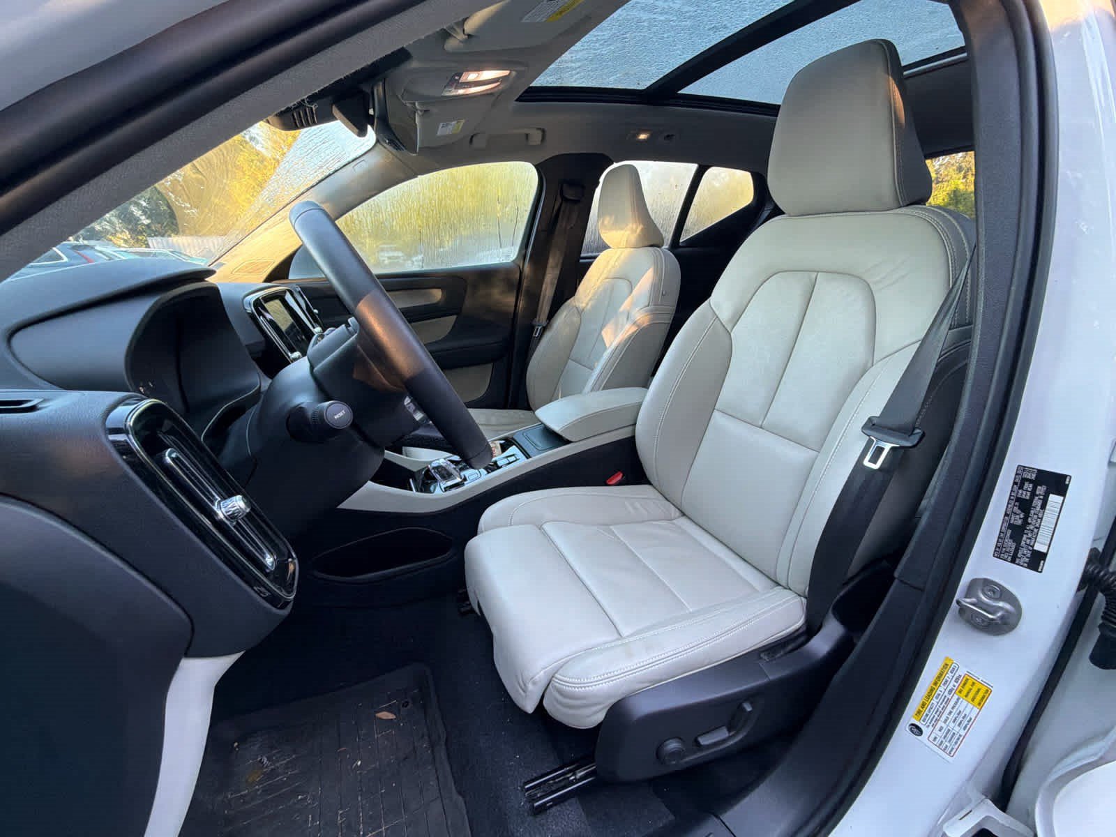 Used 2024 Volvo XC40 B5 Plus w/ Protection Package Premier AWD/4WD image 27