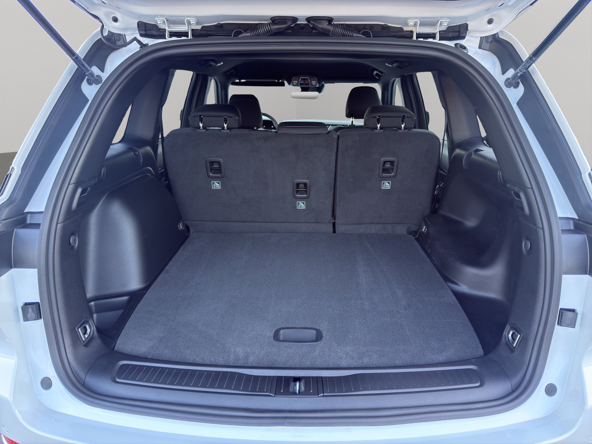 New 2027 Jeep Grand Cherokee Laredo RWD image 9