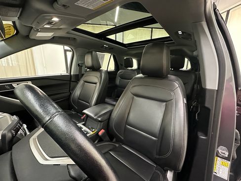 Used 2022 Ford Explorer XLT w/ Equipment Group 202A AWD/4WD image 30