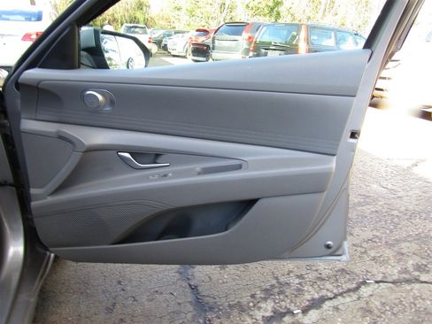 Used 2021 Hyundai Elantra SE image 18