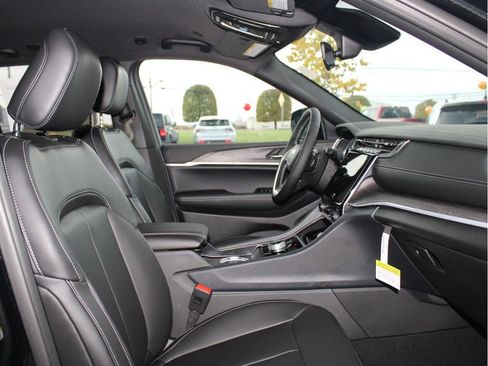 New 2025 Jeep Grand Cherokee Limited w/ Trailer Tow Package image 24