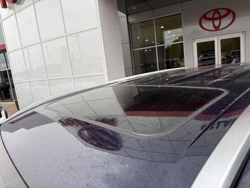 Used 2021 Toyota Highlander XLE AWD/4WD image 10