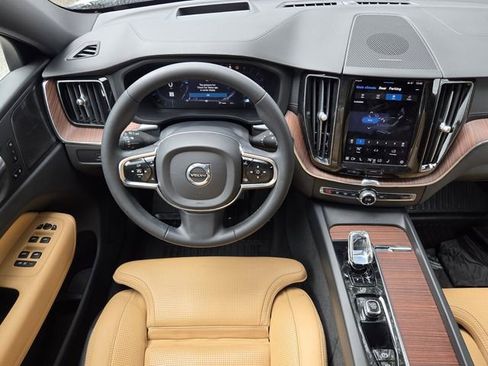 Used 2023 Volvo XC60 B5 Ultimate w/ Protection Package Premier FWD image 17