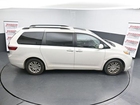 Used 2017 Toyota Sienna XLE image 17