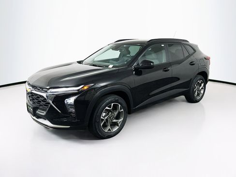 Used 2025 Chevrolet Trax LT w/ LT Convenience Package image 3