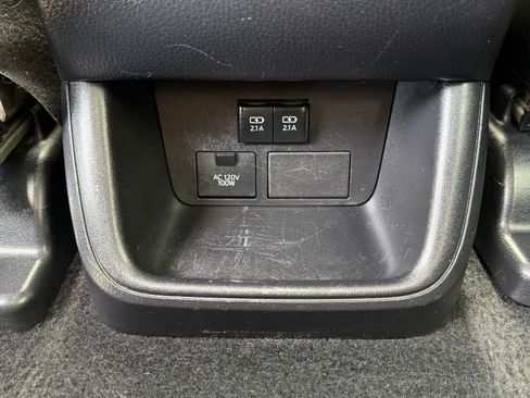 Used 2017 Toyota Highlander SE w/ Carpet Mat Package AWD/4WD image 30