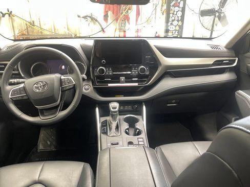 Certified 2024 Toyota Highlander XLE AWD/4WD image 17