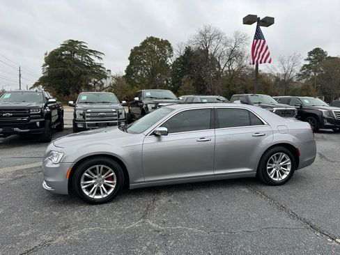 Used 2017 Chrysler 300 C image 9