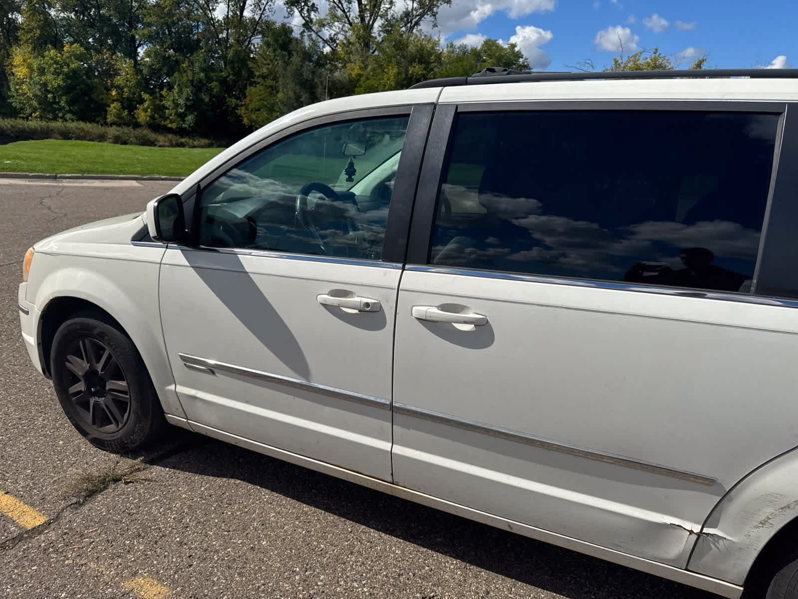 Used 2010 Chrysler Town & Country Touring FWD image 19