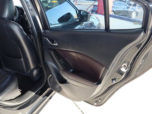 Used 2018 MAZDA MAZDA3 Touring w/ Appearance Package image 33