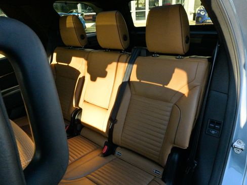 Used 2019 Land Rover Discovery HSE image 37