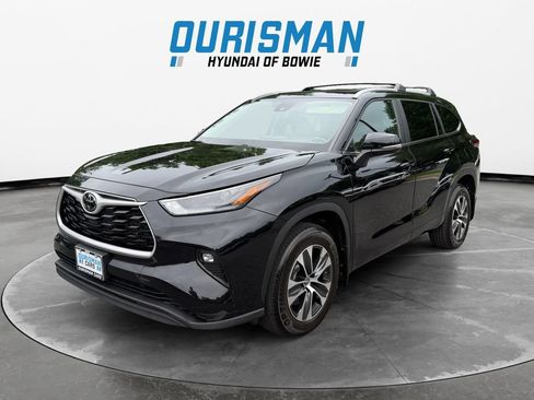 Used 2023 Toyota Highlander XLE AWD/4WD image 2