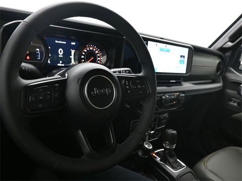 Used 2025 Jeep Gladiator Mojave w/ Convenience Group image 10