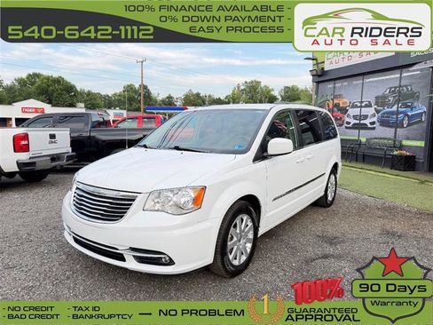 Used 2016 Chrysler Town & Country Touring FWD image 1
