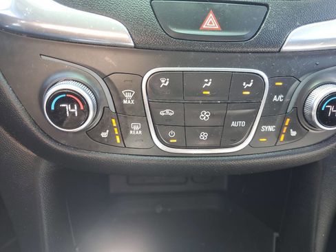 Used 2019 Chevrolet Equinox LT image 12