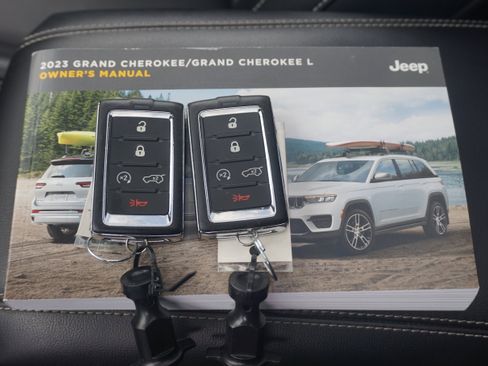 Used 2023 Jeep Grand Cherokee 4WD 4xe image 41