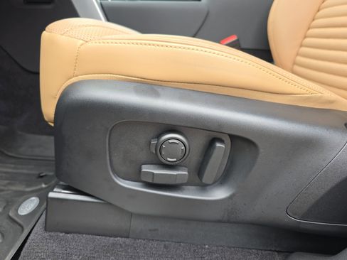 Certified 2025 Land Rover Discovery Dynamic SE image 30