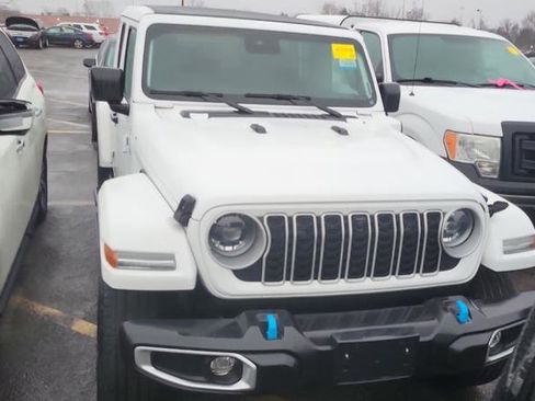 Used 2024 Jeep Wrangler Unlimited Sahara w/ Technology Group AWD/4WD image 4