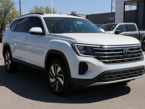 Used 2025 Volkswagen Atlas SE image 4