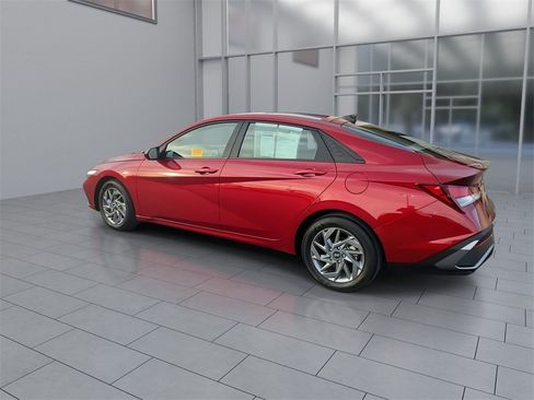 Used 2024 Hyundai Elantra SEL image 7