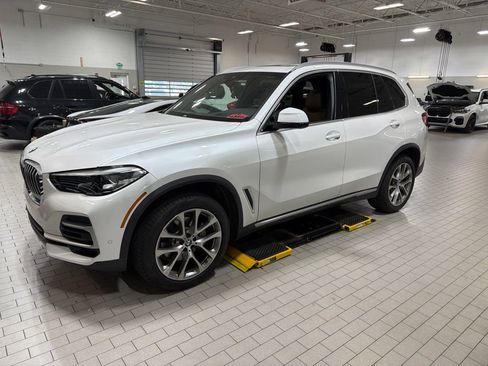 Used 2022 BMW X5 xDrive40i w/ Premium Package AWD/4WD image 1