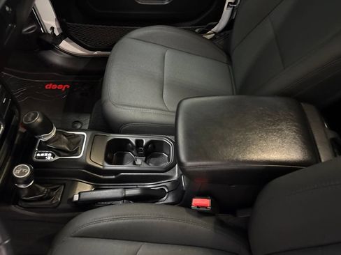 Used 2022 Jeep Wrangler Sport AWD/4WD image 15