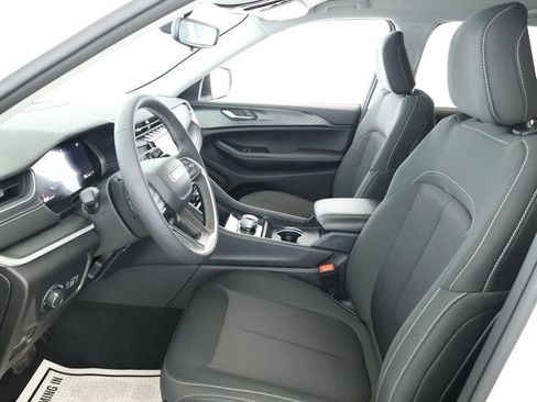 Used 2023 Jeep Grand Cherokee Laredo image 17