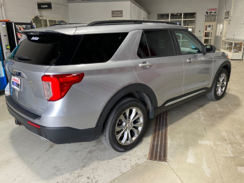 Used 2022 Ford Explorer XLT w/ Equipment Group 202A AWD/4WD image 13