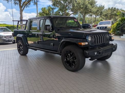 Used 2025 Jeep Gladiator Sport AWD/4WD image 3