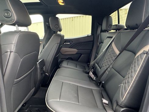 Used 2025 GMC Canyon Denali image 10