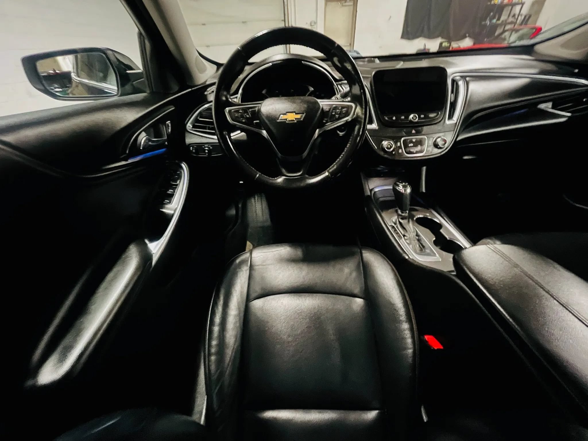 Used 2018 Chevrolet Malibu LT w/ Leather Package FWD image 12